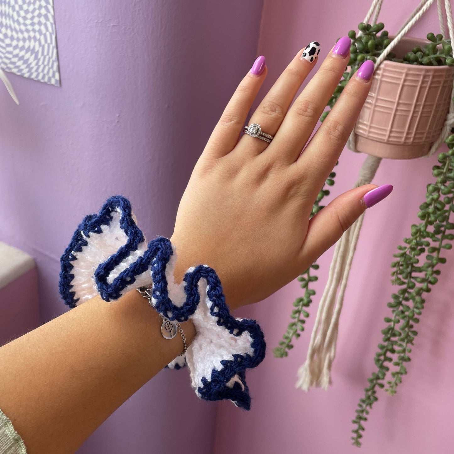 Chunky Hair Scrunchie - White and Navy
